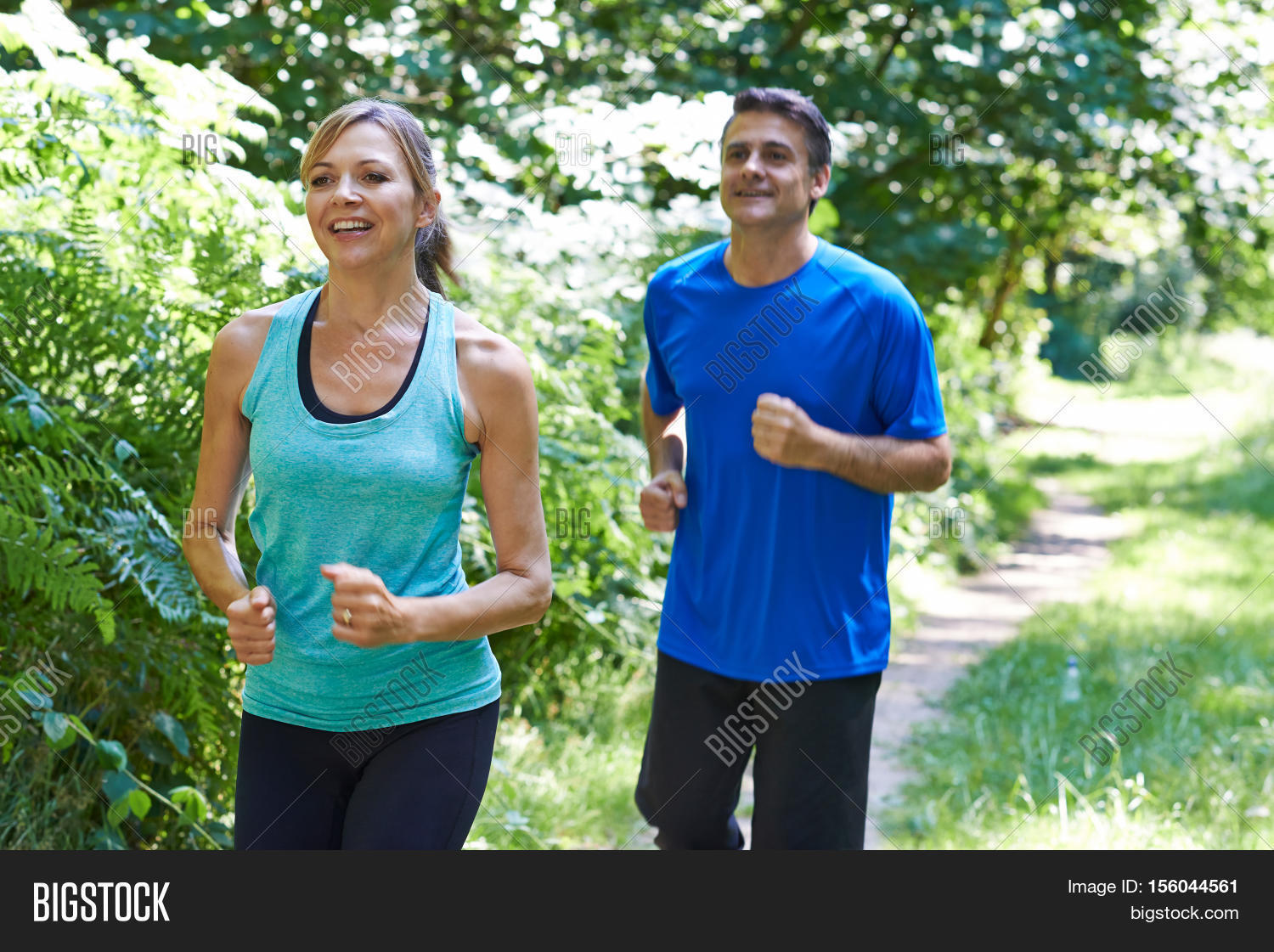 Дорожка для бега в парке. Тренировка спортсменов. Эйдж спорт. Age runners. Спортсмены.