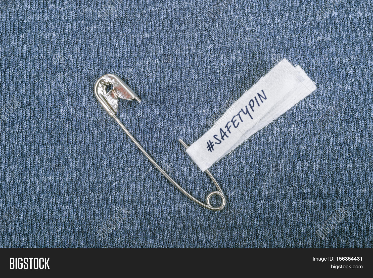 Булавка на одежде. Что значит булавка на одежде. Булавка на одежде. Булавка. Булавка для крепления к одежде.