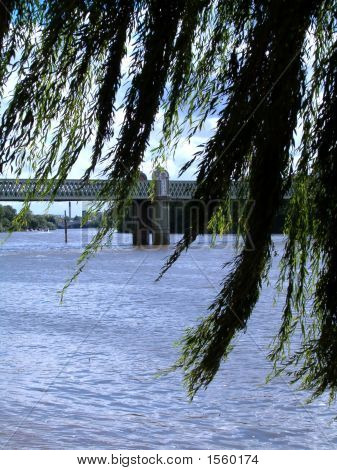 Die Themse mit einer Brücke