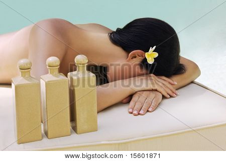 대 낮에는 수영장 근처에서 스파 치료를 받고 하는 아름 다운 여자