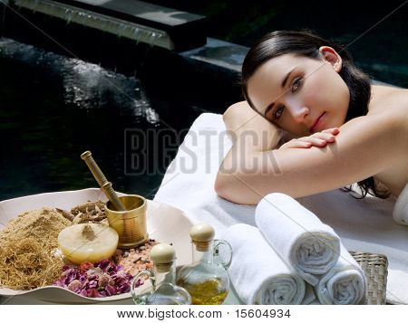 Giovane donna ricevendo trattamento spa resort tropicale
