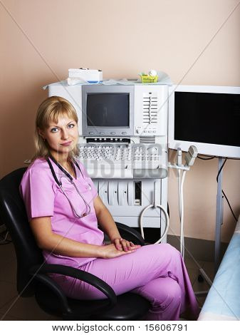 Portrét ženského lékaře u ultrazvukových zařízení moderní klinice.