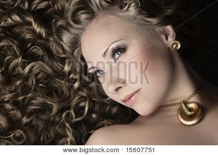 Superbe femme avec des cheveux brillant