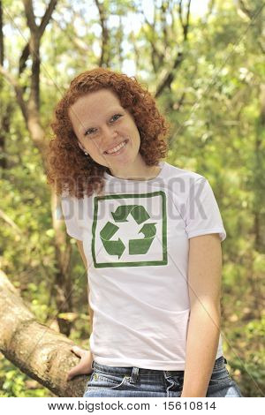 bénévoles heureux avec recyclage t-shirt dans la forêt