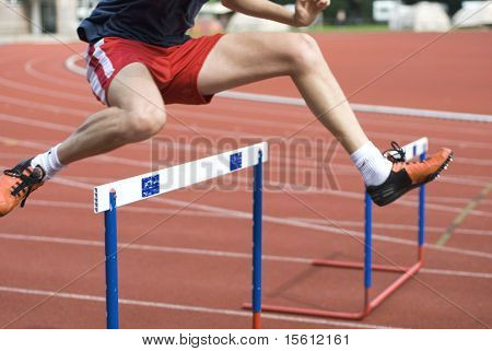 mand er hoppe over hurdle