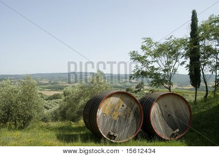 Velké sudy s vínem Chianti před Toskánsko