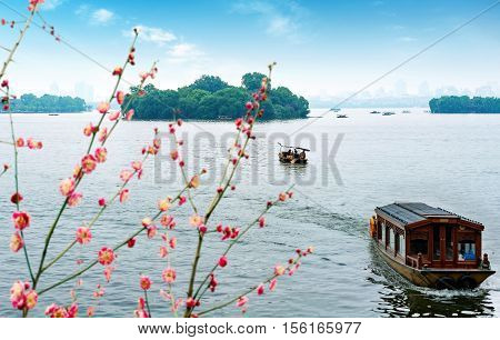 China Hangzhou West Lake Scenic Area visitors are to play.