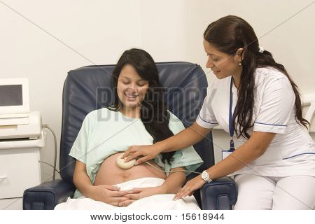 Infermiera e donna incinta