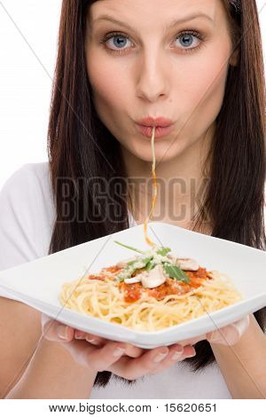 Italienische Küche - Portrait Frau essen Spaghetti-Sauce