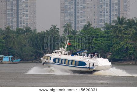 Aliscafo sul fiume Saigon In Vietnam