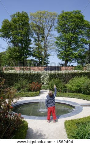 ชายหนุ่มที่ Alnwick Garden