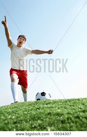 Immagine del giocatore di calcio gridando durante il gioco