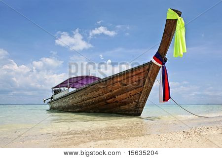 bateau longtail beau bord de mer, sable