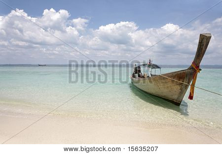 bateau longtail beau bord de mer, sable