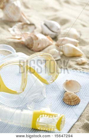 Schnorchel und Maske am Strand