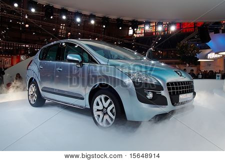 Pariisi - 2 lokakuu: Pariisin autonäyttelyssä 02 lokakuu 2008, osoittaa Peugeot Prologue käsite 