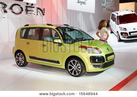 ปารีส ฝรั่งเศส - 02 ตุลาคม: ปารีสมอเตอร์โชว์ 02 ตุลาคม 2008, Citroen C3 Picasso ด้านการแสดง 
