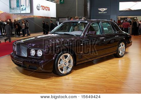 PARIS, França - 02 de outubro: Paris Motor Show em 2 de outubro de 2008, mostrando o Bentley Arnage Final Serie