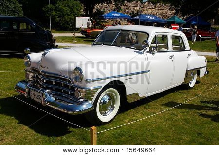 HAAPSALU, Estland - 18 juli: American Beauty Car Show, viser hvid 1950 Chrysler nye Yorker DeLuxe