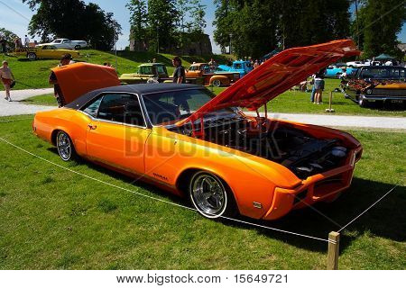 HAAPSALU, Estonya - 18 Temmuz: American Beauty turuncu 1969 gösterilen araba Show, Buick Rivera, Önden Görünüm 