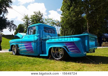 HAAPSALU, ESTONIA - 18 lipca: American Beauty Car Show, Wyświetlono 1956 niebieski Chevrolet Pickup, widok z tyłu