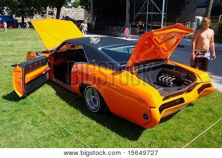 HAAPSALU, Estonya - 18 Temmuz: American Beauty turuncu 1969 gösterilen araba Show, Buick Rivera, arka görüş o