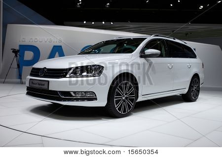 Parigi, Francia - 30 settembre: A Volkswagen Passat è in mostra al Motor Show di Parigi settembre