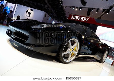 Pariisi - 30 syyskuu: Pariisin autonäyttelyssä on 30 syyskuu 2010 Pariisissa, osoittaa Ferrari 458