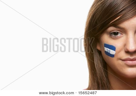 Unge kvindelige sportsfan med Honduras Flag malet på ansigt