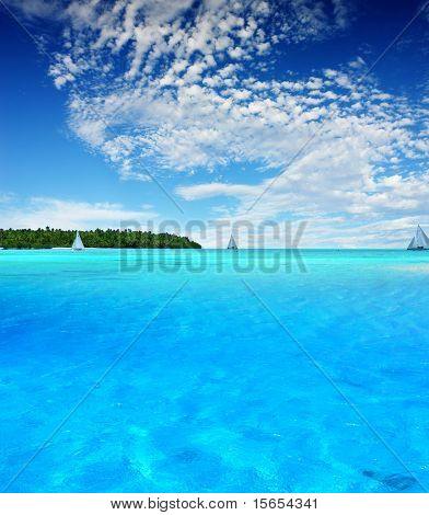Bateaux à voile près de l'île tropicale