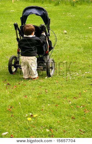 Torna ragazzo spingendo il passeggino