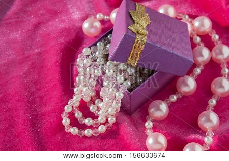 Purple Box With Pink Pearl Strands Closeup  Лиловая коробочка с розовыми жемчужными нитями крупным п