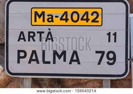 Road sign in Spain. Give the distance to the places Arta and Palma. Recording in Mallorca Spain. Caption in Spanish.