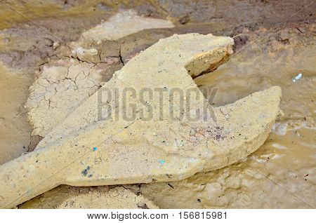 Wrench muddy yellow of both wet and dry.