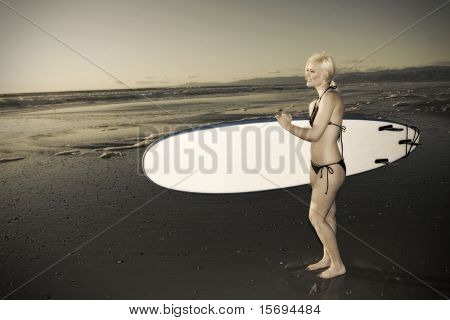 Giovane surfista femmina in spiaggia - croce elaborata