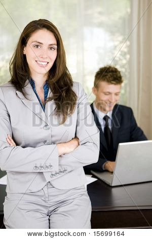 Professionisti che lavorano in un ufficio