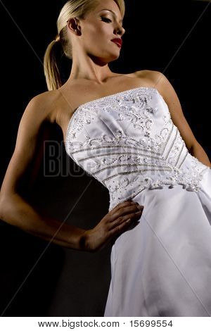 Bella sposa contro uno sfondo nero