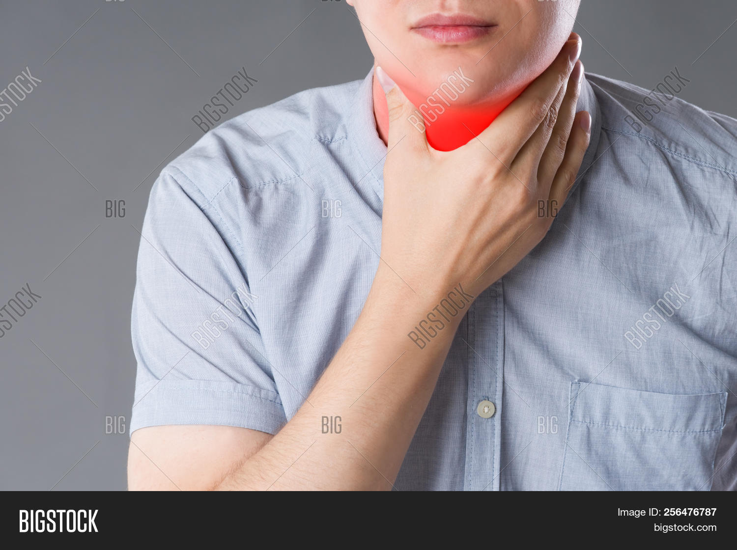боль мужчины. пациент с больным горлом. волосы под горлом у мужчин. горл мужик. горл мужик.