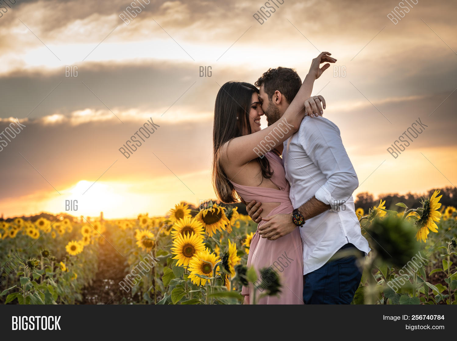 Акселерометр в медицине. Счастливая семейная пара. Передача сигналов lvds. Inductive positioning system. Семья в пшеничном поле.