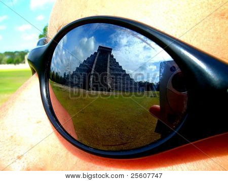 ดูวัด chichenitza ผ่านแว่นกันแดด