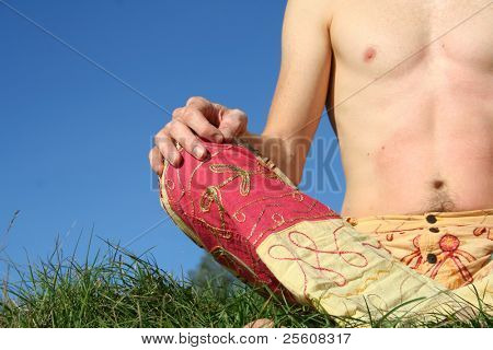 mand sidder med handon sit knæ