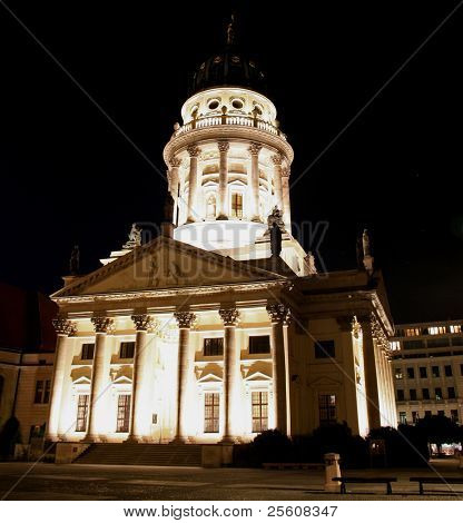 maison de l'opéra dans la nuit, berlin