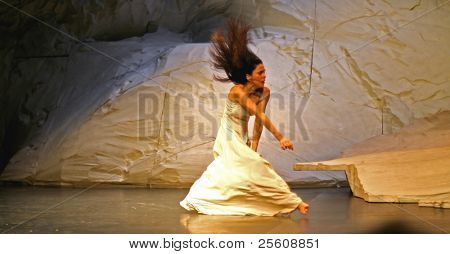 nainen tanssi esiintymisestä pina bausch suorittaessaan