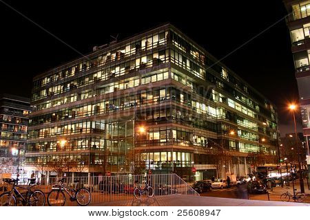 immeuble de bureaux lumineux la nuit