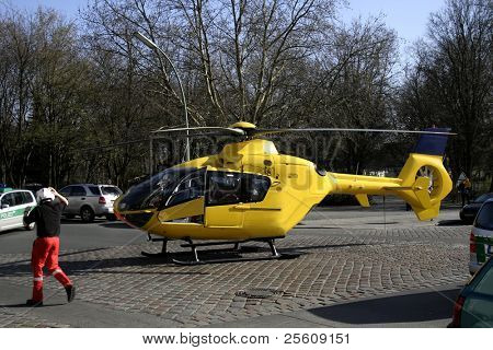 elicottero di soccorso con paramedico