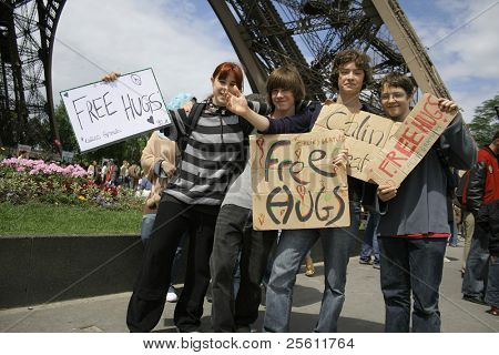 Kids antamalla vapaa hugs eiffel-tornilla, paris, Ranska