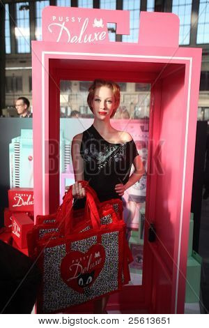 Berlín - 19. ledna: Lidské panenky na stojan Pussy Deluxe na chléb & máslo veletrhu na 19, 