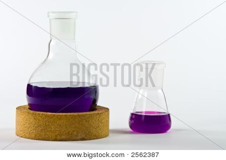 Erlenmeyer-Kolben und Rundboden Kolben