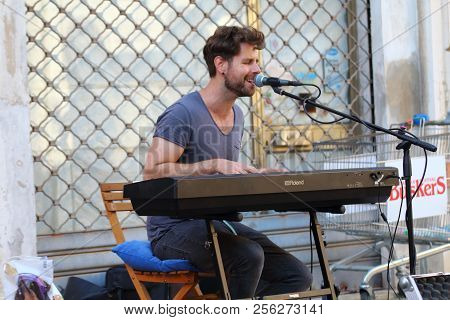 Ferrara, Italia - August 26, 2018: The Ferrara Buskers Festival Is Dedicated To The Art Of The Stree