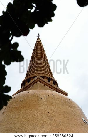 Phra Pathom Chedi (big Pagoda), Nakhon Pathom Province, Thailand. It Is Very Beautiful